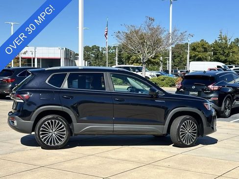 Used 2025 Volkswagen Taos SE image 5