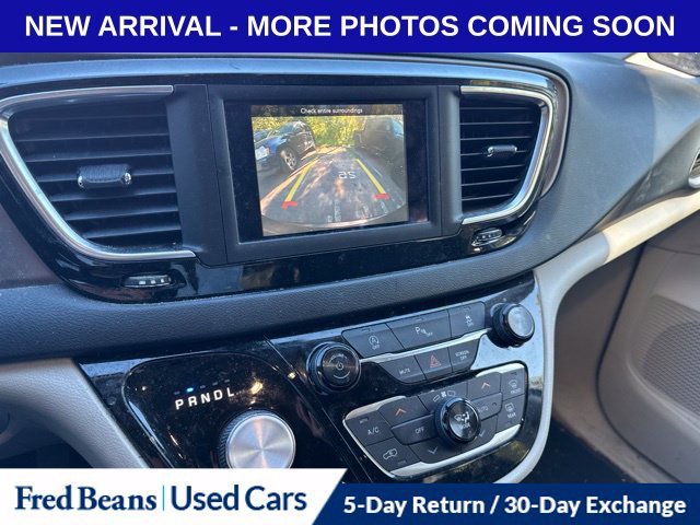 Used 2019 Chrysler Pacifica Touring-L FWD image 12