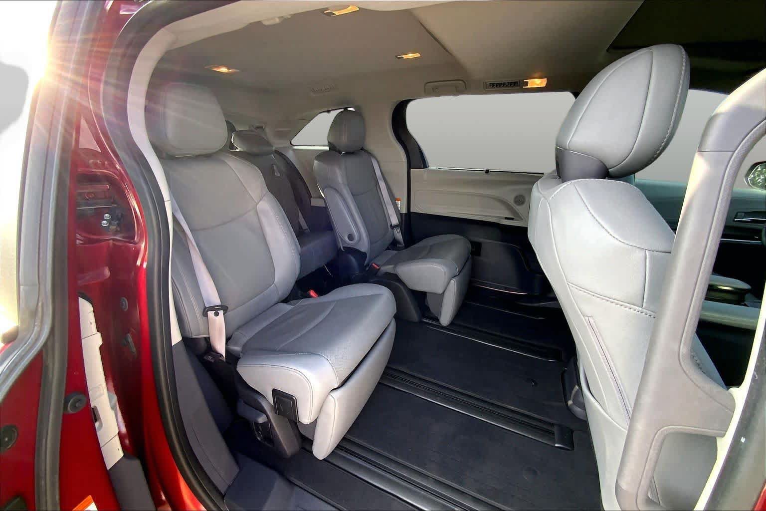 Used 2023 Toyota Sienna Limited FWD image 20