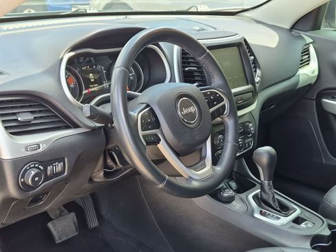Used 2018 Jeep Cherokee Latitude Plus AWD/4WD image 10
