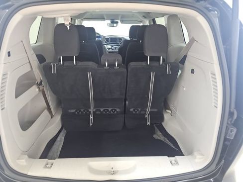 Used 2023 Chrysler Voyager LX FWD image 5