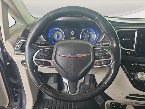 Used 2020 Chrysler Pacifica Touring-L w/ Advanced Safetytec Group image 9