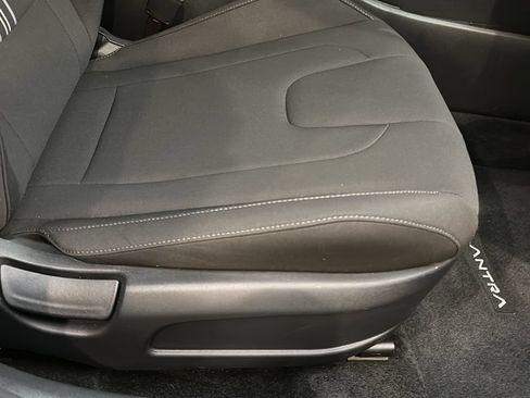 Certified 2025 Hyundai Elantra Hybrid FWD image 18