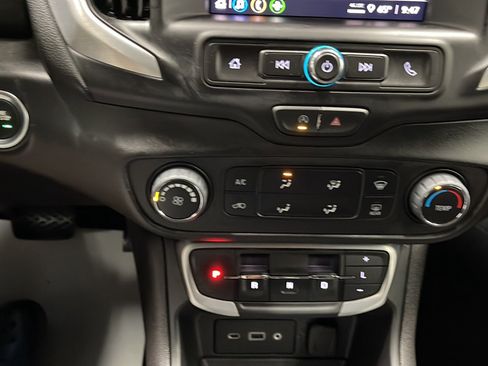 Used 2024 GMC Terrain SLE FWD image 10