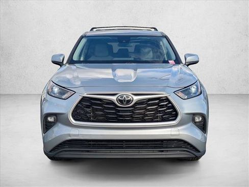 Used 2023 Toyota Highlander LE image 2