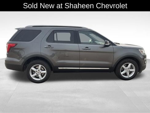 Used 2017 Ford Explorer XLT w/ Equipment Group 202A AWD/4WD image 8