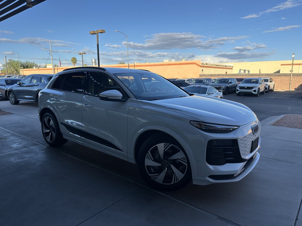 Used 2025 Audi Q6 e-tron Prestige w/ 20" Wheel Package AWD/4WD image 5