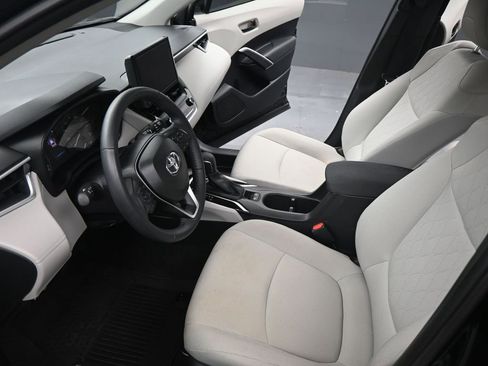 Used 2025 Toyota Corolla Cross LE image 9