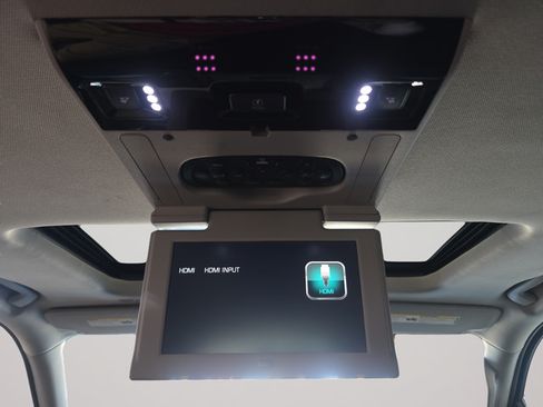 Used 2019 Chevrolet Suburban Premier AWD/4WD image 30