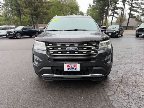 Used 2017 Ford Explorer XLT w/ Equipment Group 202A AWD/4WD image 2