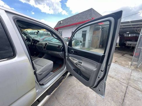Used 2005 Toyota Tacoma PreRunner RWD image 17
