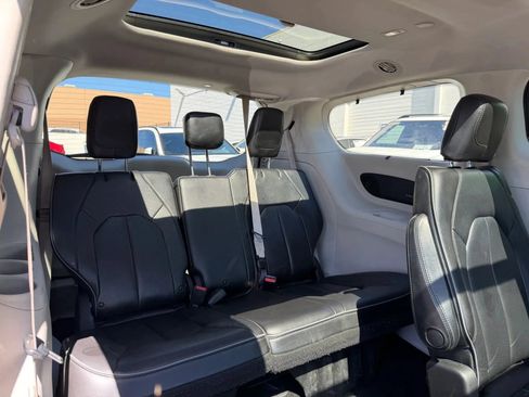 Used 2020 Chrysler Pacifica Limited FWD image 20