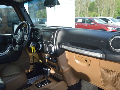 Used 2013 Jeep Wrangler Unlimited Sahara w/ Connectivity Group image 29
