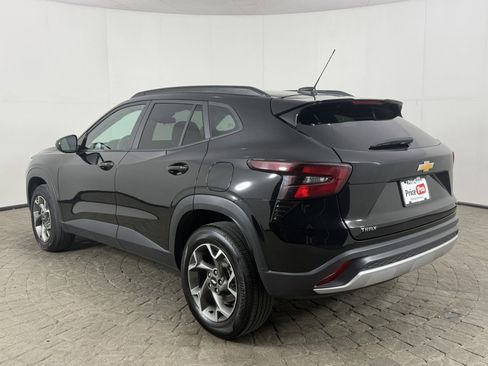 Used 2025 Chevrolet Trax LT w/ LT Convenience Package FWD image 5