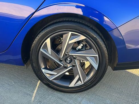 Used 2025 Hyundai Elantra Limited image 17