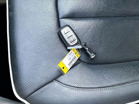 Certified 2023 Chrysler Pacifica Limited image 33