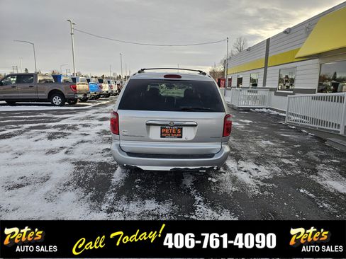 Used 2007 Chrysler Town & Country Touring image 3