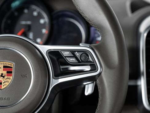 Used 2018 Porsche Cayenne Platinum Edition w/ Premium Package image 32