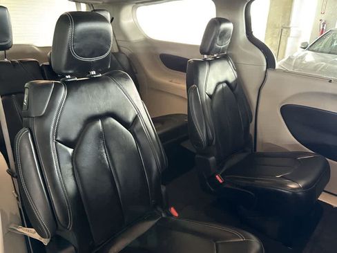 Used 2023 Chrysler Pacifica Touring-L FWD image 26