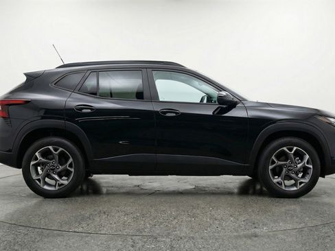 Used 2025 Chevrolet Trax LT w/ LT Convenience Package image 11