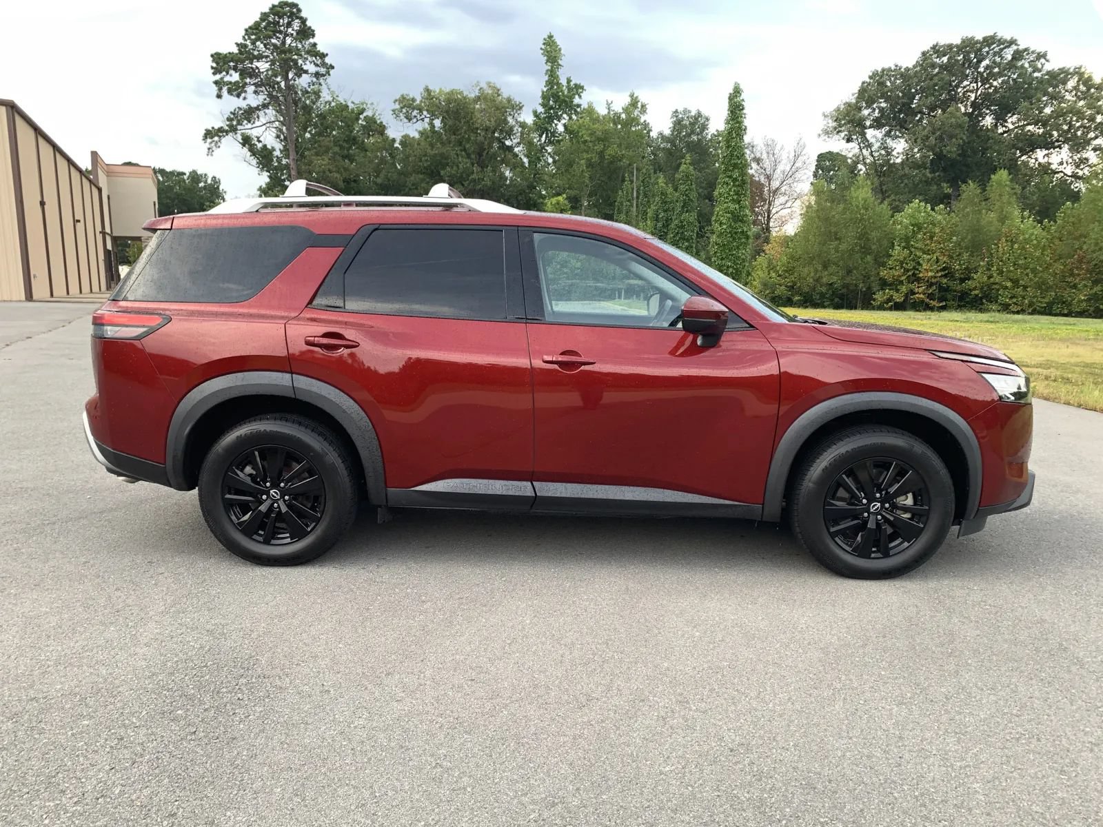 Used 2023 Nissan Pathfinder SL FWD image 8