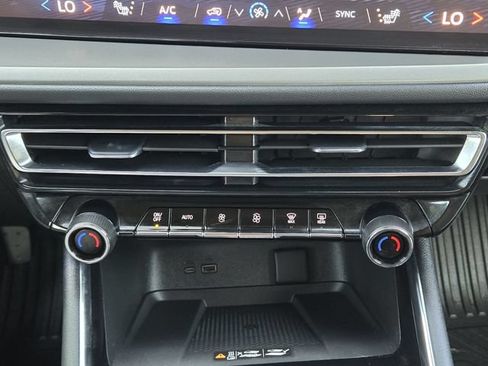 Used 2025 Chevrolet Traverse LT w/ Sun and Wheel Package FWD image 19