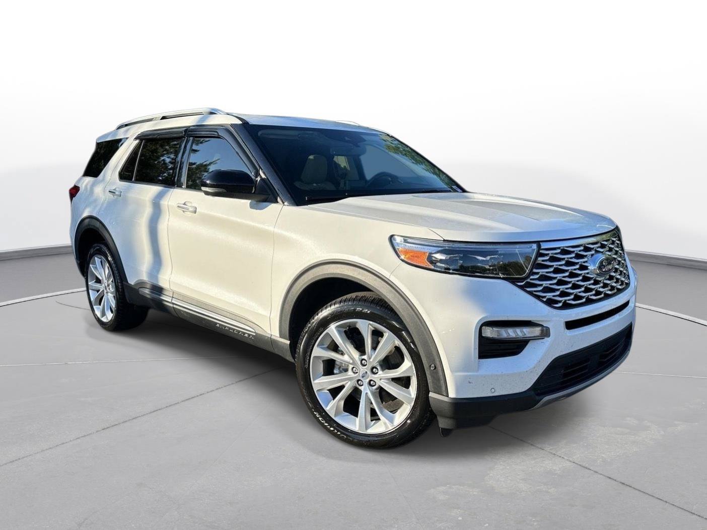 Used 2022 Ford Explorer Platinum w/ Premium Technology Package AWD/4WD image 3