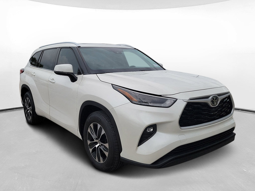 Used 2021 Toyota Highlander XLE FWD image 3