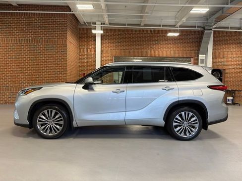 Used 2020 Toyota Highlander Platinum AWD/4WD image 4