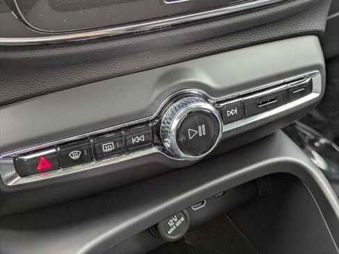 Used 2025 Volvo XC40 B5 Ultra w/ Climate Package image 17