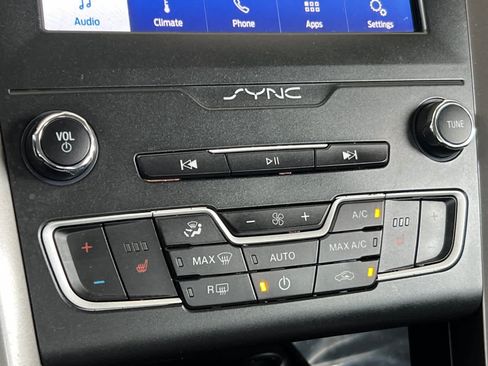 Used 2020 Ford Fusion SE AWD/4WD image 21
