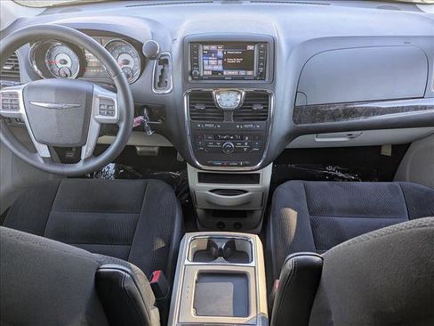 Used 2014 Chrysler Town & Country Touring image 18