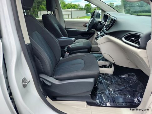 Used 2022 Chrysler Voyager LX image 35