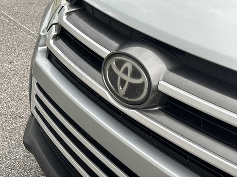 Used 2019 Toyota Highlander XLE FWD image 10