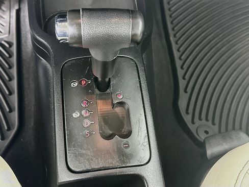 Used 2010 Volkswagen Beetle Coupe FWD image 22