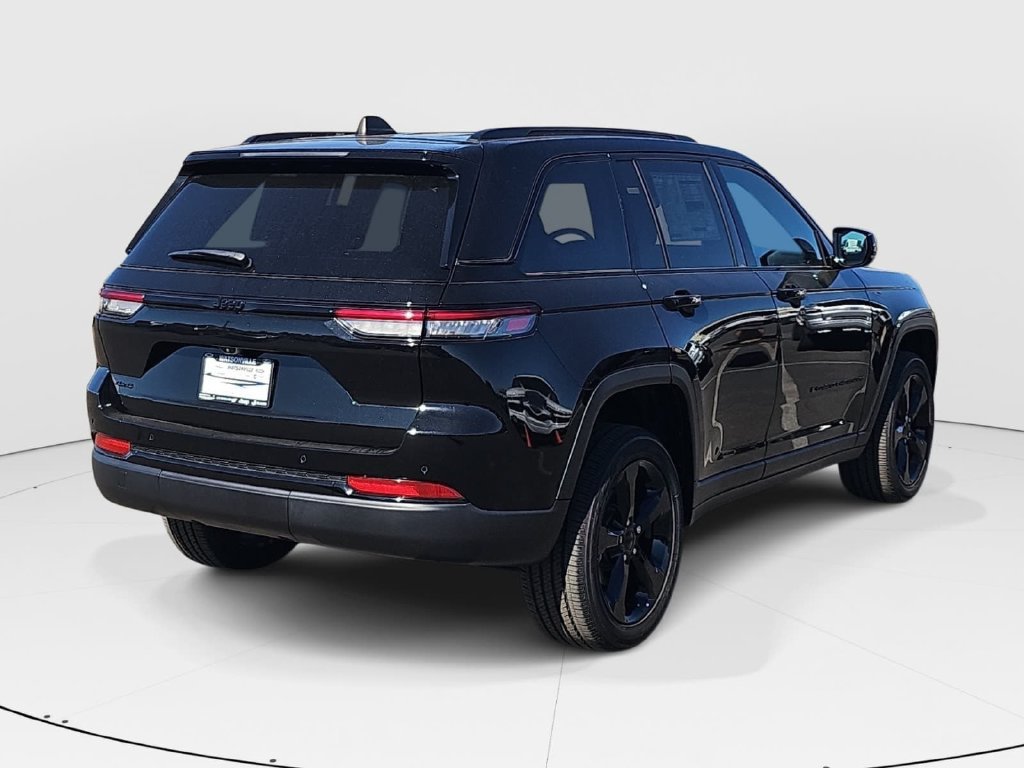 Used 2024 Jeep Grand Cherokee Altitude AWD/4WD image 3