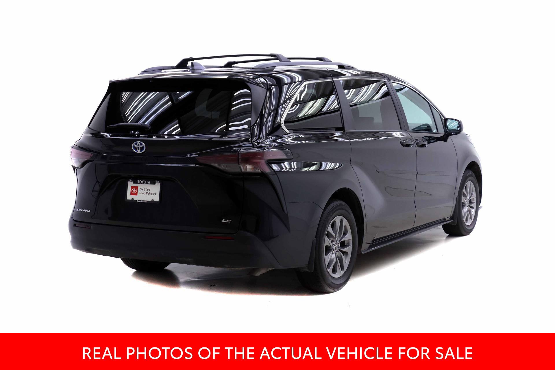 Certified 2025 Toyota Sienna LE AWD/4WD image 2