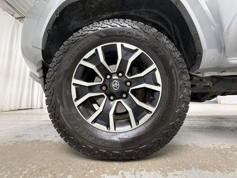 Certified 2020 Toyota Tacoma TRD Sport w/ Technology Package AWD/4WD image 15
