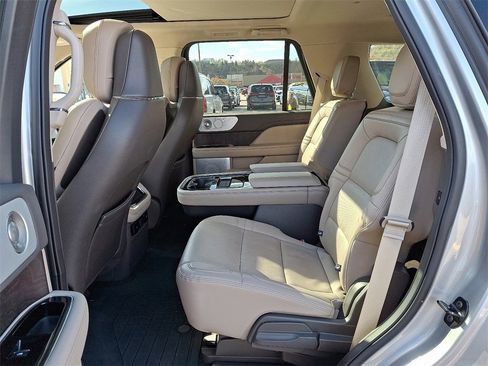 Used 2022 Lincoln Navigator Reserve image 11