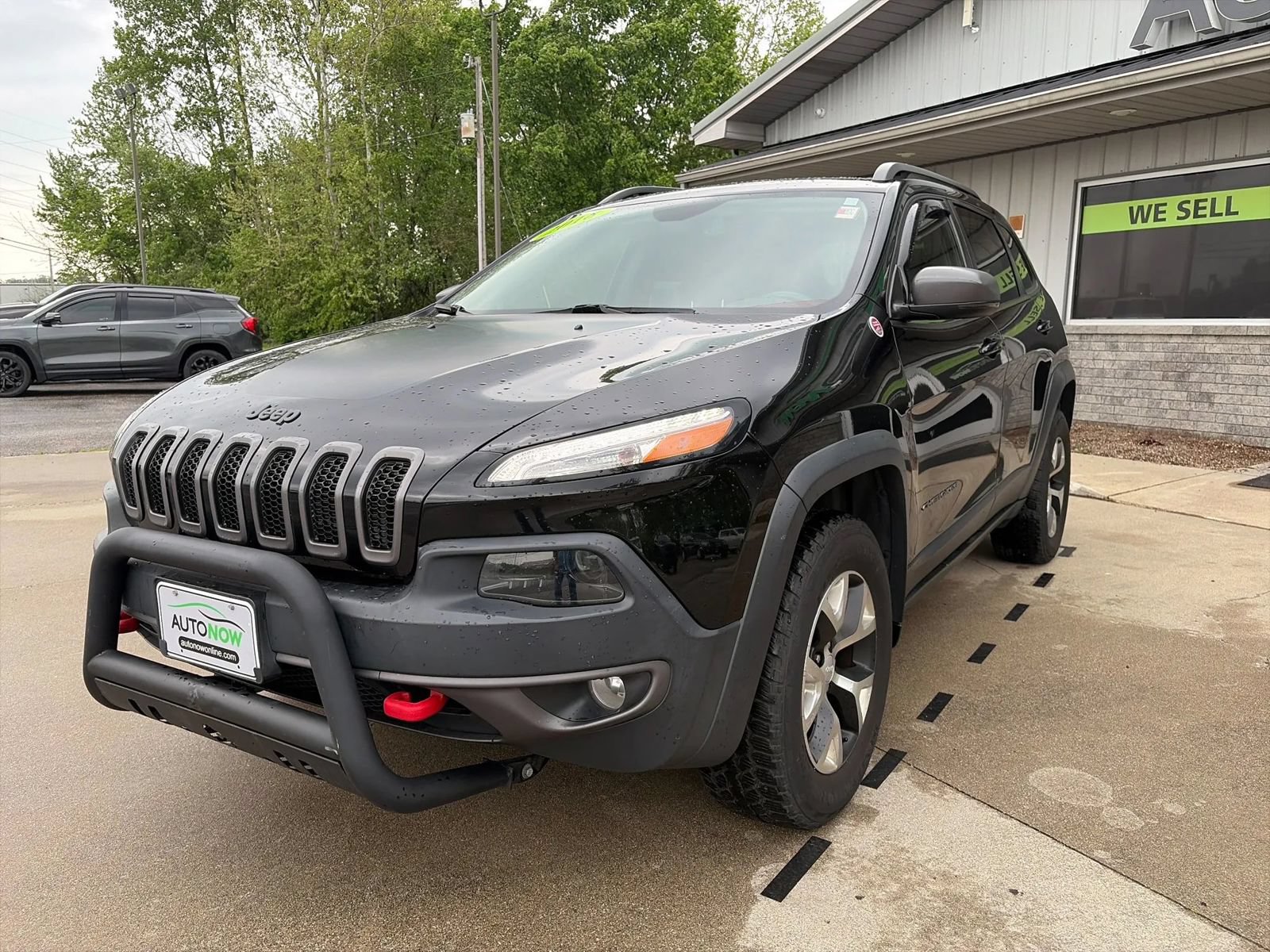 Used 2018 Jeep Cherokee Trailhawk AWD/4WD image 3