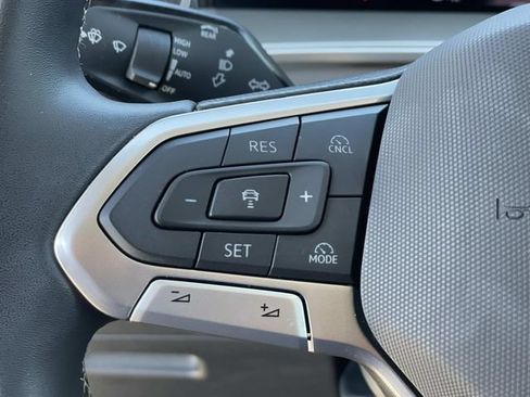 Used 2026 Volkswagen Tiguan SE w/ Panoramic Sunroof Package FWD image 8