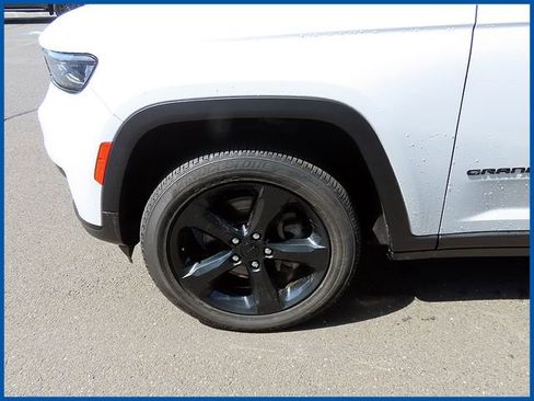 Used 2023 Jeep Grand Cherokee L Laredo image 4