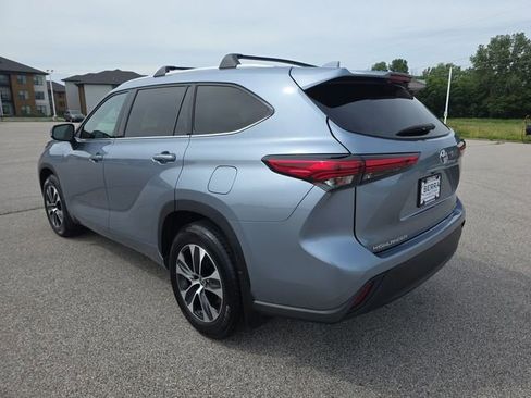 Used 2022 Toyota Highlander XLE AWD/4WD image 11