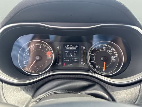 Used 2021 Jeep Cherokee Latitude Plus AWD/4WD image 16