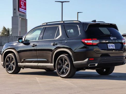 Used 2025 Honda Pilot Black Edition image 6