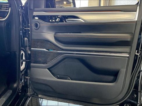 Used 2023 Jeep Grand Wagoneer L Series III w/ Rear-Seat Entertainment Group AWD/4WD image 21