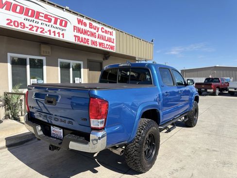 Used 2017 Toyota Tacoma SR5 w/ Tow Package AWD/4WD image 3
