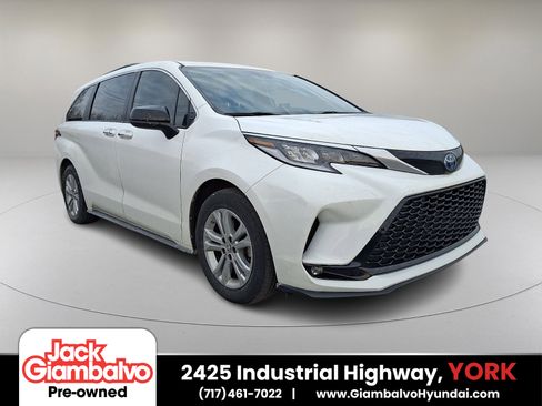 Used 2023 Toyota Sienna XSE w/ XSE Plus Package image 1