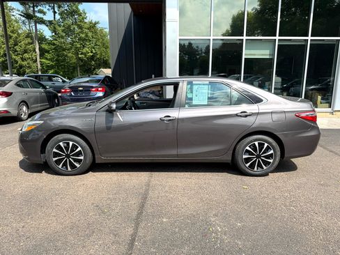 Used 2017 Toyota Camry LE image 2