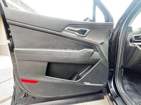 Used 2025 Kia Sportage LX FWD image 18
